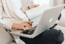 Redagowanie newslettera w skrzynce mailowej na laptopie