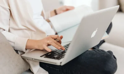 Redagowanie newslettera w skrzynce mailowej na laptopie