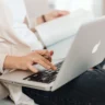 Redagowanie newslettera w skrzynce mailowej na laptopie