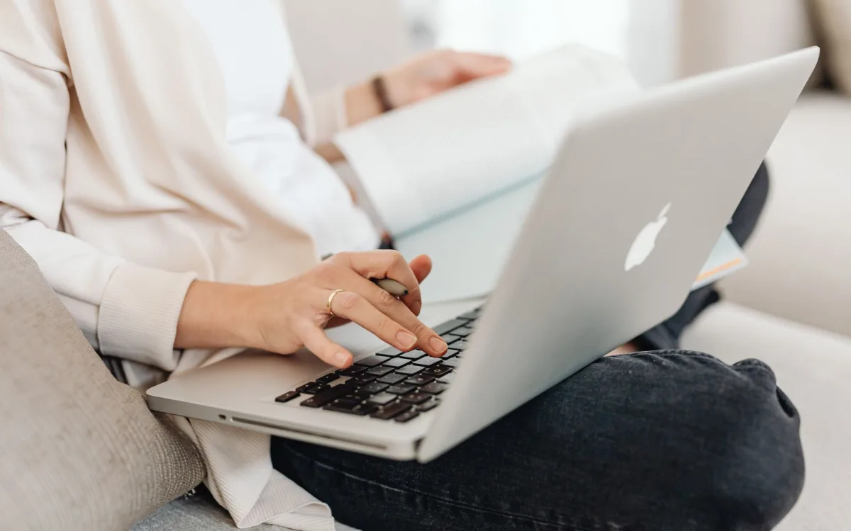 Redagowanie newslettera w skrzynce mailowej na laptopie