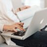 Redagowanie newslettera w skrzynce mailowej na laptopie