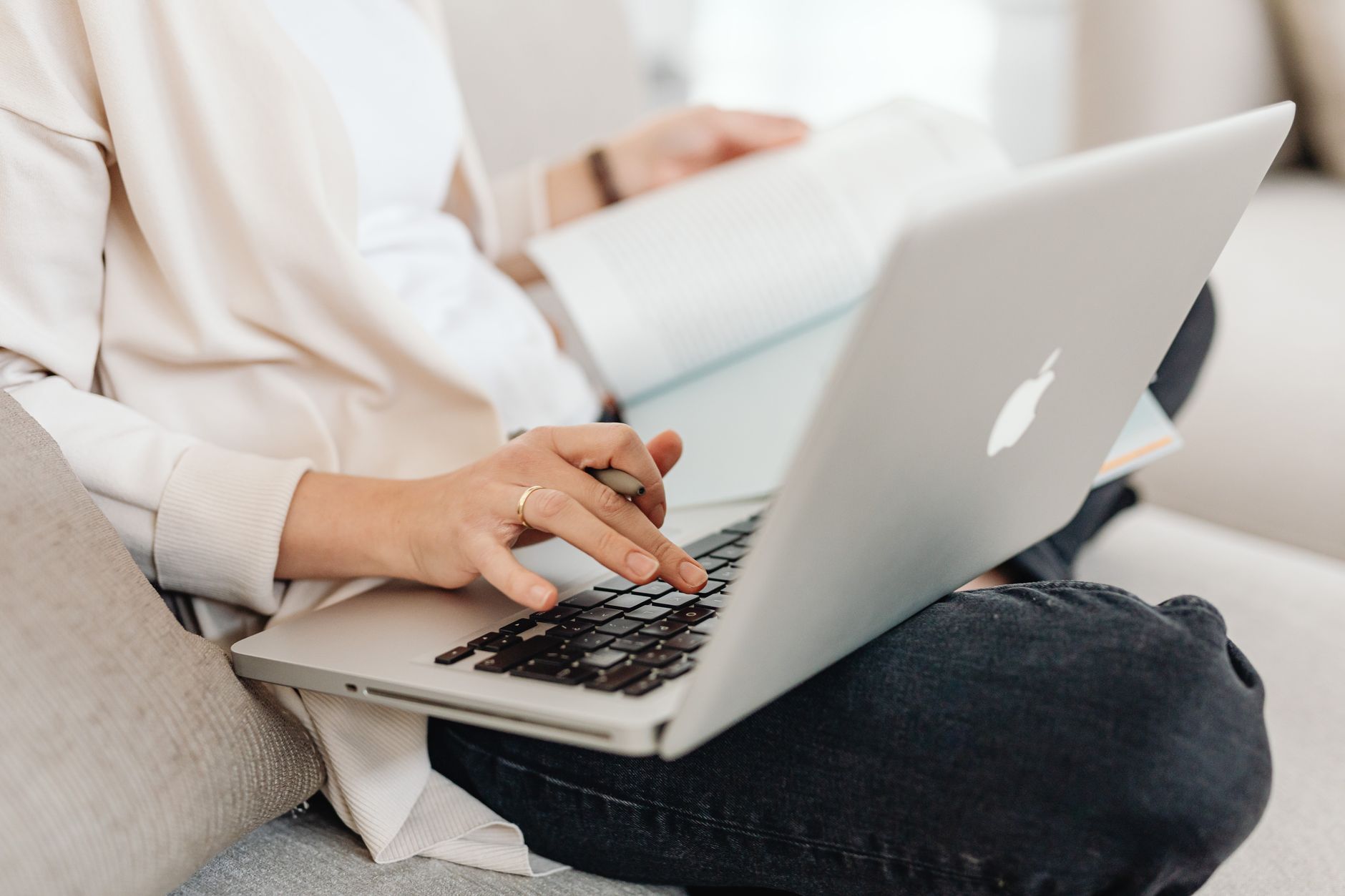 Redagowanie newslettera w skrzynce mailowej na laptopie