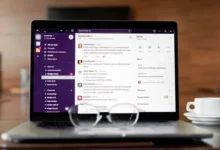 Ekran laptopa z otwartą aplikacją do komunikacji zespołowej