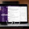 Ekran laptopa z otwartą aplikacją do komunikacji zespołowej